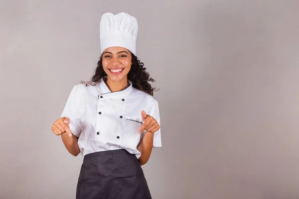 Jeune Femme Brésilienne Noire Cuisinière Chef Cuisinier Pointant Vers Centre — Photo