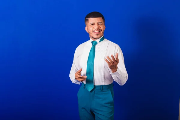 Βραζιλιάνος Μαύρος Ντυμένος Επαγγελματικά Ρούχα Και Μπλε Γραβάτα Επιχειρηματίας Χαμογελώντας — Φωτογραφία Αρχείου