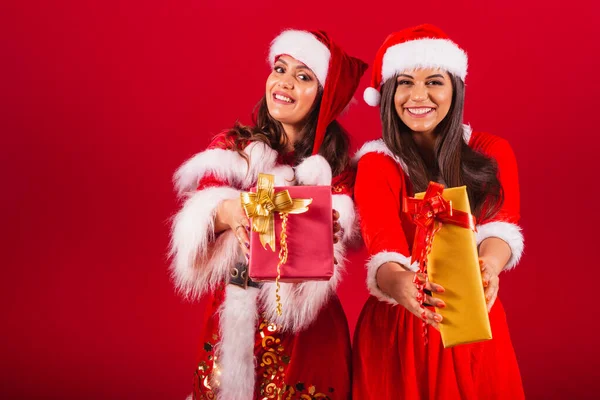 Noel Kıyafetleri Giymiş Brezilyalı Bayan Arkadaşlar Noel Baba Noel Hediyeleri — Stok fotoğraf