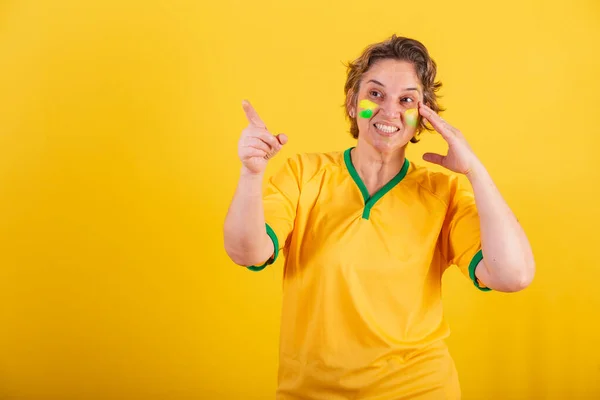 Dorosła Kobieta Brazylijski Fan Piłki Nożnej Wskazując Coś Oddali Zdjęcie — Zdjęcie stockowe