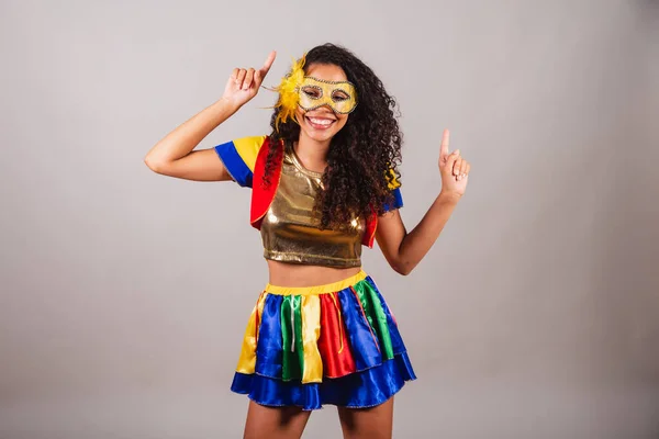 Όμορφη Μαύρη Βραζιλιάνα Ρούχα Frevo Καρναβάλι Φορώντας Μάσκα Χορεύοντας Στα — Φωτογραφία Αρχείου