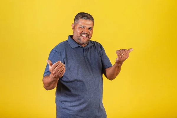Hombre Negro Brasileño Adulto Sonriendo Invitando Con Las Manos Llamando — Foto de Stock