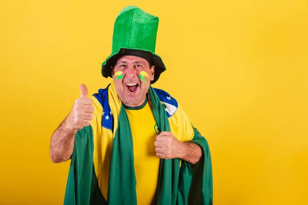 Homem Adulto Futebol Brasil Vestindo Bandeira Chapéu Comemorando Como Sinal — Fotografia de Stock