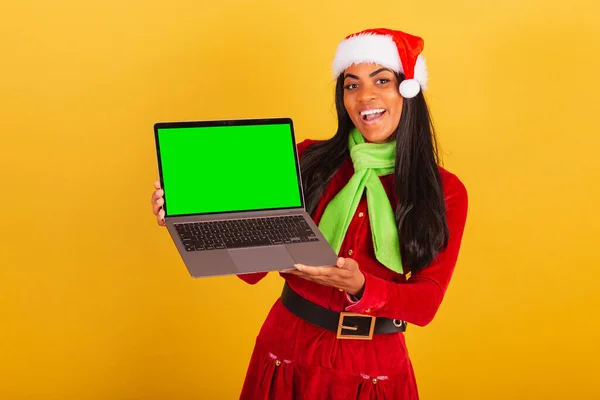 Piękna Czarna Brazylijka Ubrana Świąteczne Ubrania Święty Mikołaj Notatnik Zielony — Zdjęcie stockowe