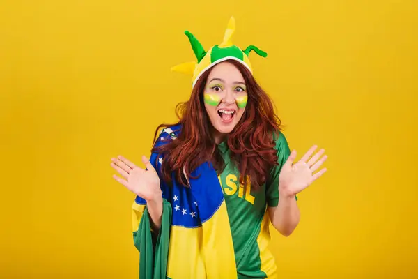 Kaukasische Frau Rotschopf Fußballfan Aus Brasilien Wow Erstaunlich Erstaunt Unglaublich — Stockfoto