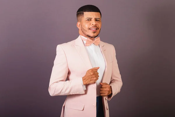 Brazilian Black Man Pink Suit Bow Tie Gray Background Holding — Stock Photo, Image