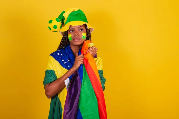 Schwarze Frau Junge Brasilianische Fußballfan Lgbtq Flagge Halten Militanz Lgbt — Stockfoto