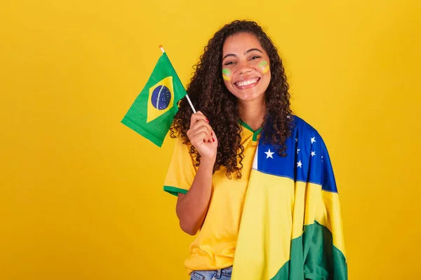 Νεαρή Μαύρη Βραζιλιάνα Οπαδός Του Ποδοσφαίρου Κυματίζει Σημαία Πατριωτική Εθνικιστική — Φωτογραφία Αρχείου