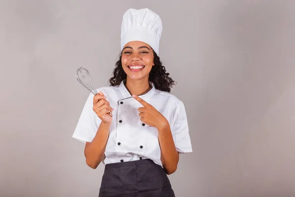Młody Czarny Brazylijski Kobieta Szef Kuchni Gospodarstwa Mixer — Zdjęcie stockowe