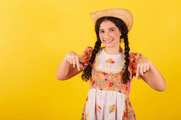 Dziewczyna Nosi Tradycyjne Pomarańczowe Ubrania Festa Junina Tylko Tutaj Sygnał — Zdjęcie stockowe