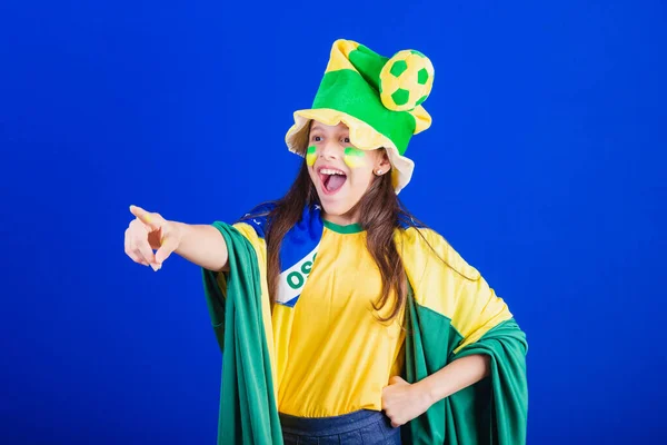 Ung Pige Fodboldfan Fra Brasilien Klædt Hat Flag Peger Noget - Stock-foto