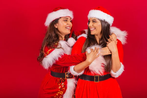 Бразильські Жінки Друзі Одягнені Різдвяний Одяг Санта Клаус Друзі Стоять — стокове фото