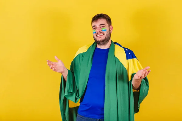 Kaukaski Brazylijczyk Fan Piłki Nożnej Brazylii Śmiech Relaksujący — Zdjęcie stockowe