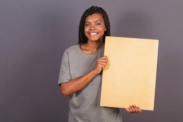 Genç Afrikalı Kadın Mesaj Anons Için Tabela Tutuyor Reklam Fotoğrafı — Stok fotoğraf