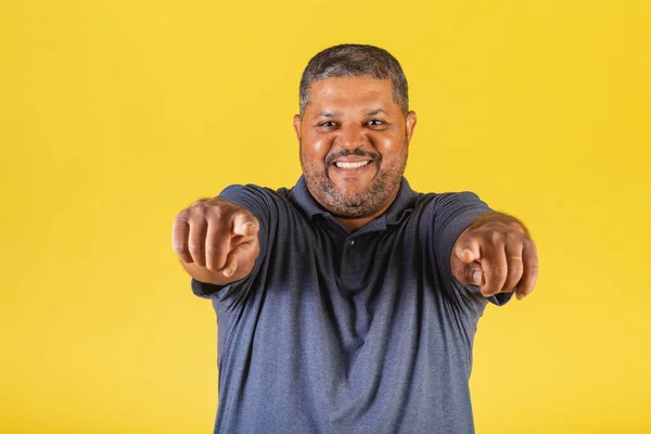 Hombre Negro Brasileño Adulto Sonriendo Apuntando Cámara Eligiéndote — Foto de Stock