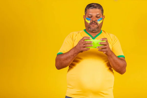 Hombre Negro Brasileño Fanático Del Fútbol Brasil Viendo Juego Móvil — Foto de Stock