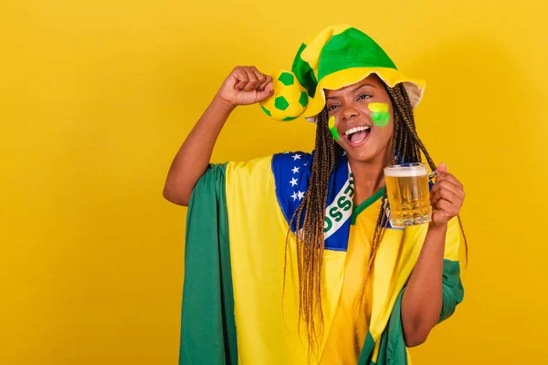 Femme Noire Jeune Fan Football Brésilien Boire Bière Célébrer — Photo