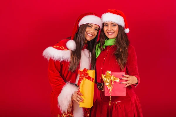 Βραζιλιάνες Φίλες Ντυμένες Χριστουγεννιάτικα Ρούχα Άγιε Βασίλη Κρατώντας Δώρα — Φωτογραφία Αρχείου