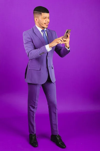 Brasiliansk Svart Man Klädd Kostym Och Violett Slips Affärsman Med — Stockfoto