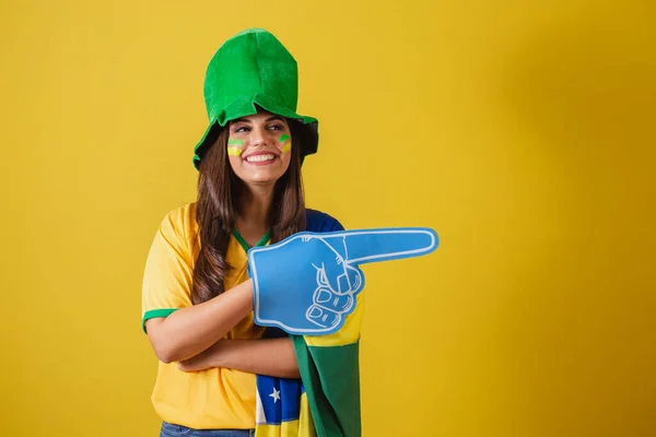 Kvinde Tilhænger Brasilien 2022 Peger Med Skumfinger Til Højre - Stock-foto