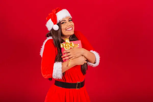 Красивая Бразильская Женщина Одетая Рождественскую Одежду Санта Клаус Обнимая Красный — стоковое фото