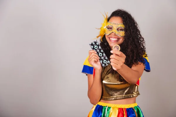 Schöne Schwarze Brasilianerin Mit Frevo Kleidung Karneval Maske Tragen Kondom — Stockfoto