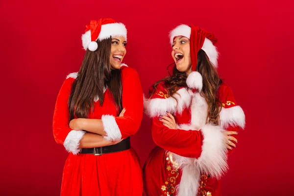 Noel Kıyafetleri Giymiş Brezilyalı Bayan Arkadaşlar Noel Baba Kollarını Kavuşturarak — Stok fotoğraf