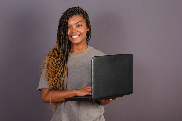 Jeune Femme Afro Brésilienne Tenant Cahier Travaillant Par Ordinateur Portable — Photo