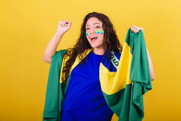 Torcedor Futebol Mulher Brasil Copa Mundo Segurando Bandeira Torcida Comemorando — Fotografia de Stock