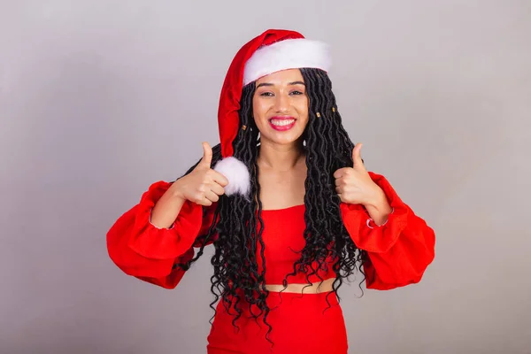 ブラジルの黒人女性はクリスマスの服を着て手で看板のように笑顔で — ストック写真
