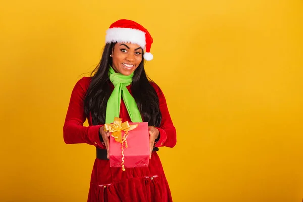 Belle Femme Noire Brésilienne Vêtue Vêtements Noël Père Noël Remettant — Photo