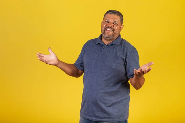 Hombre Negro Brasileño Adulto Sonriendo Mirando Cámara Abran Los Brazos —  Fotos de Stock