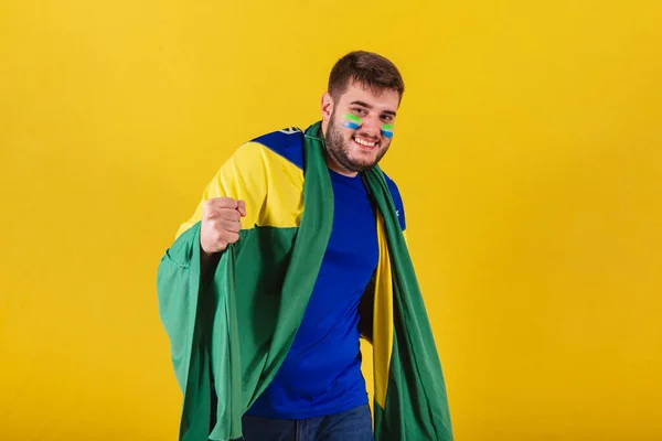 Kaukázusi Brazil Férfi Brazil Focirajongó Ünnepel Igen Bulizunk Vibrál Ökölbe — Stock Fotó