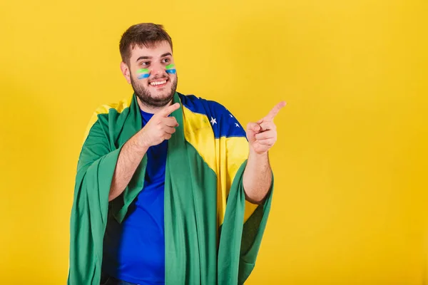 Brazylijczyk Rasy Kaukaskiej Fan Piłki Nożnej Brazylii Wskazujący Palcem Wskazującym — Zdjęcie stockowe