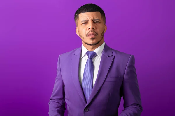 スーツと紫のネクタイを着たブラジルの黒人 バイオレットビジネスマン真剣な顔 — ストック写真