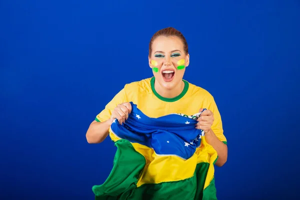 Kaukasierin Rotschopf Brasilianischer Fußballfan Brasilianerin Blauer Hintergrund Schreiendes Tor Mit — Stockfoto