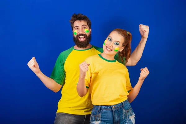 Pareja Caucásica Aficionados Fútbol Brasileño Sosteniendo Los Brazos Celebración —  Fotos de Stock