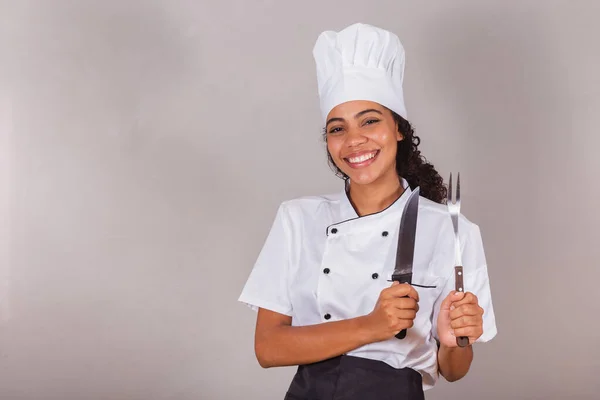 Genç Siyah Brezilyalı Kadın Aşçı Barbekü Hazırlamak Için Çatal Bıçak — Stok fotoğraf