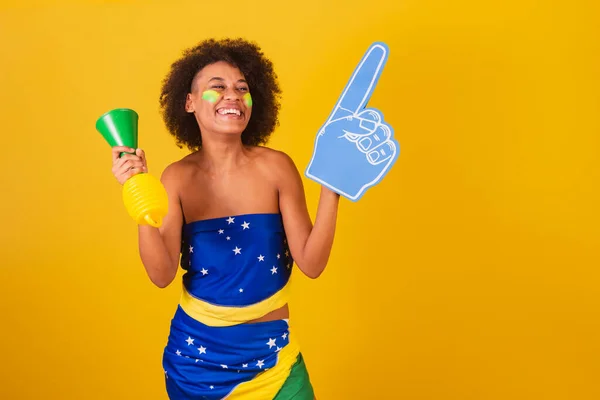 Junge Schwarze Frau Brasilianischer Fußballfan Mit Horn Und Schaumstofffinger Jubelnd — Stockfoto