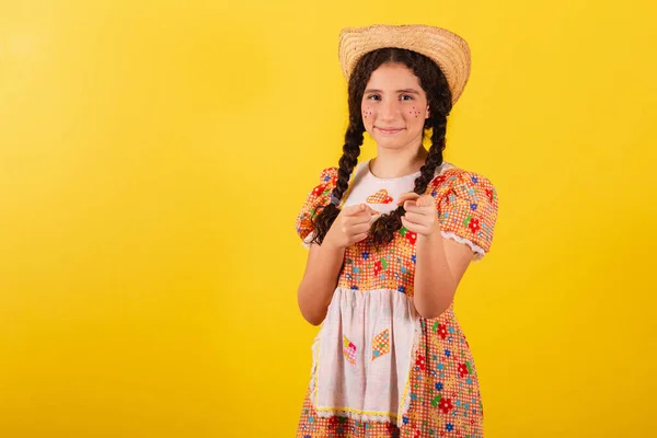 Dziewczyna Nosi Tradycyjne Pomarańczowe Ubrania Festa Junina Wytykanie Palcami Wybieranie — Zdjęcie stockowe