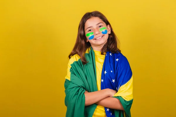 Бразильська Дитина Кавказ Футбольний Фанат Руки Перехрещені Оптимістичні Упевнені Щасливі — стокове фото