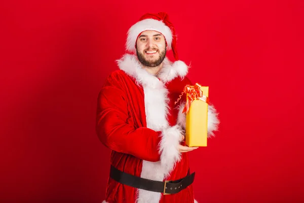 Caucásico Brasileño Vestido Con Traje Navidad Santa Claus Sosteniendo Regalo — Foto de Stock