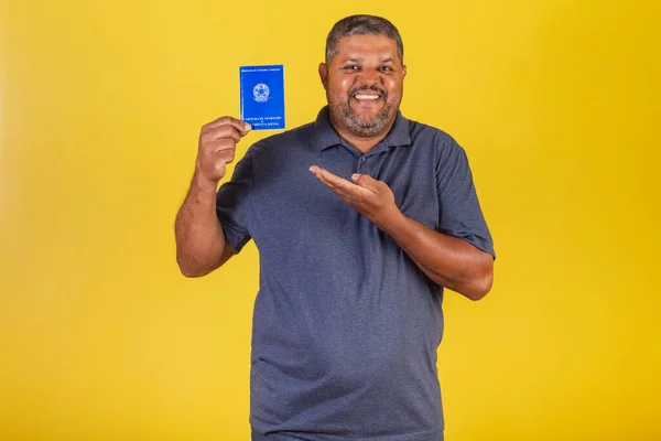 Homem Negro Brasileiro Adulto Com Cartão Trabalho Previdência Social Aposentado — Fotografia de Stock