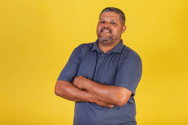 Homem Negro Brasileiro Adulto Sorrindo Olhando Para Câmera Com Braços — Fotografia de Stock