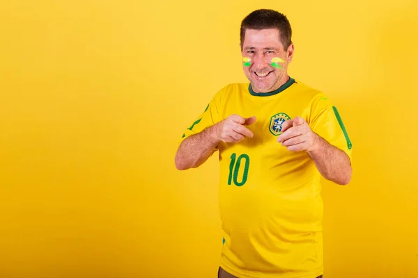 Uomo Adulto Tifoso Calcio Brasiliano Indicando Fotocamera Scegliendo — Foto Stock