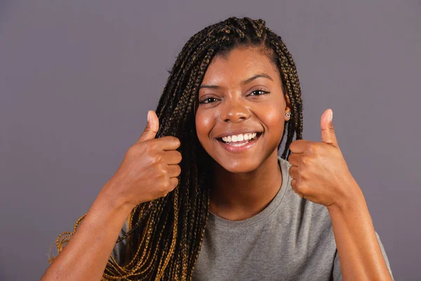 年轻的非洲裔巴西裔 大拇指向上 — 图库照片