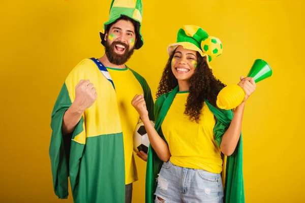 Párek Fanoušků Brazilského Fotbalu Oblečený Barvách Národa Černoška Běloch Použití — Stock fotografie