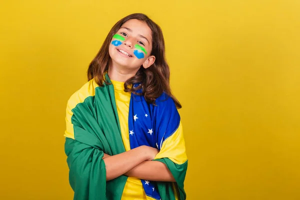 Бразильский Ребенок Европеец Футбольный Болельщик Скрещенные Руки Оптимистичный Уверенный Радостный — стоковое фото