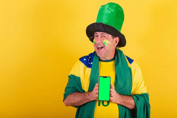 Homem Adulto Futebol Brasil Usando Bandeira Apontando Para Smartphone Foto — Fotografia de Stock