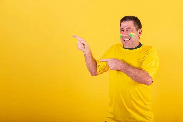Взрослый Мужчина Футбольный Фанат Бразилии Указывает Пальцами Влево — стоковое фото